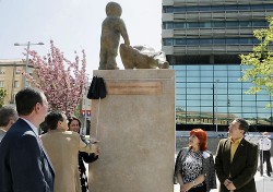 Una escultura de Aquerreta recuerda desde hoy a las víctimas del terrorismo en la plaza Baluarte